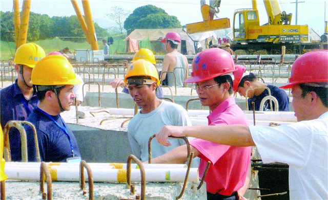 1601361693437525.jpg 2009年,楊川(前右二)在玉鐵七標(biāo)施工現(xiàn)場(chǎng)了解技術(shù)應(yīng)用情況.jpg