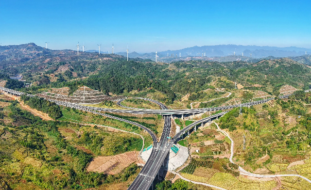恭城互通四通八達(dá)，架起少數(shù)民族地區(qū)高質(zhì)量發(fā)展的希望。 (1).jpg